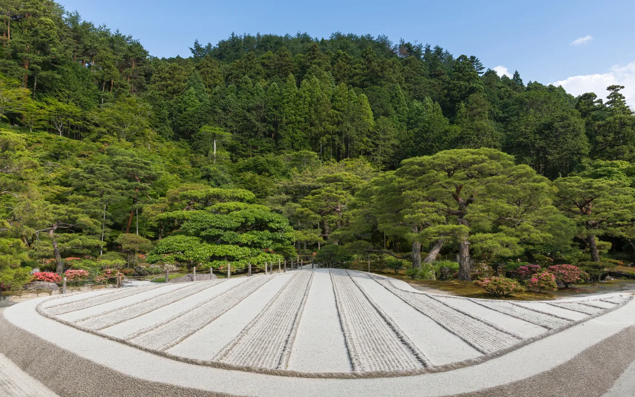 銀閣寺の庭園。白砂に整えられた縞模様と、手入れされた松。