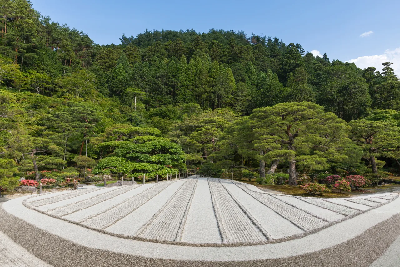 銀閣寺の庭園。白砂に整えられた縞模様と、手入れされた松。